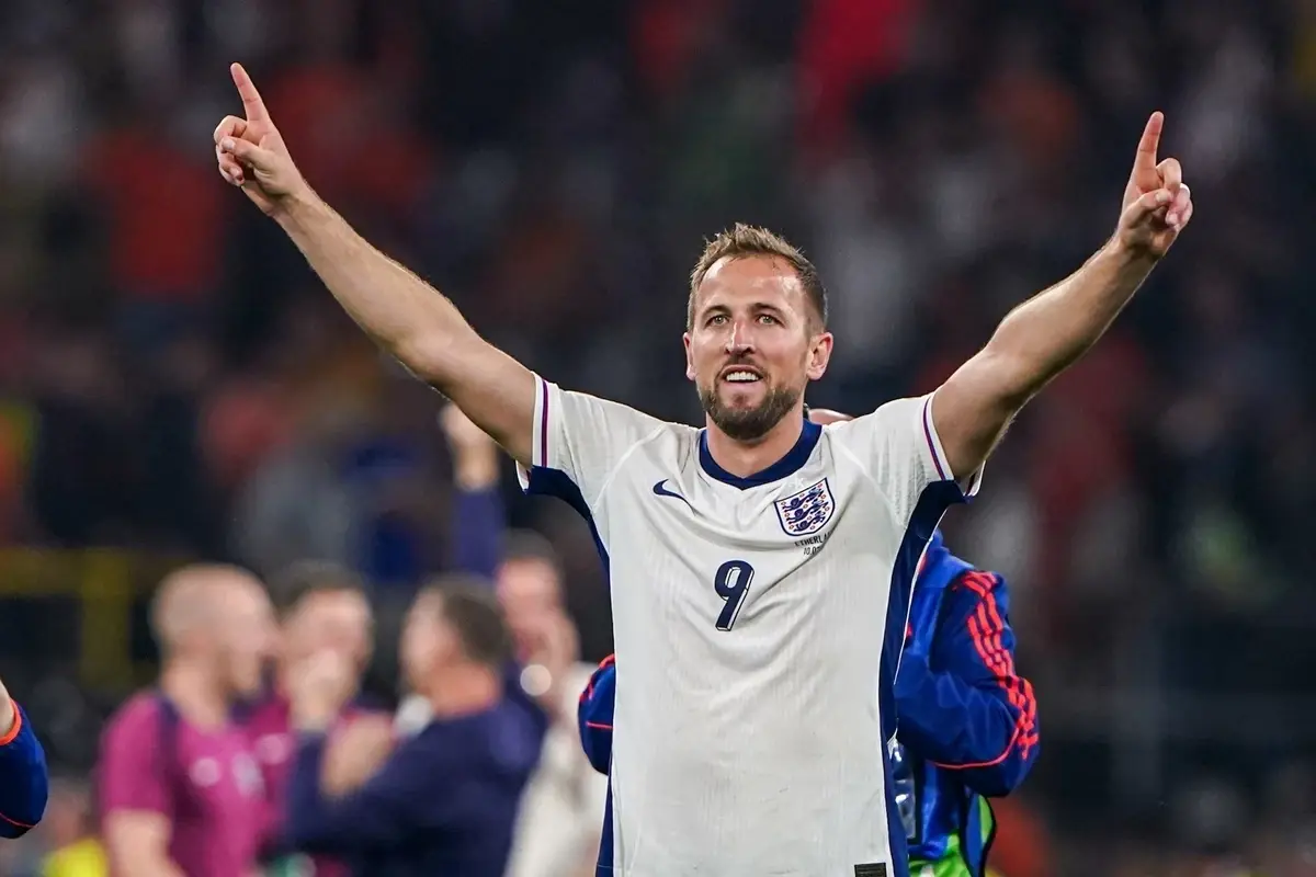 harry-kane-zdobyl-pierwsza-zlota-pilke-thierry-henry-pogratulowal-mu-wyjatkowymi-slowami
