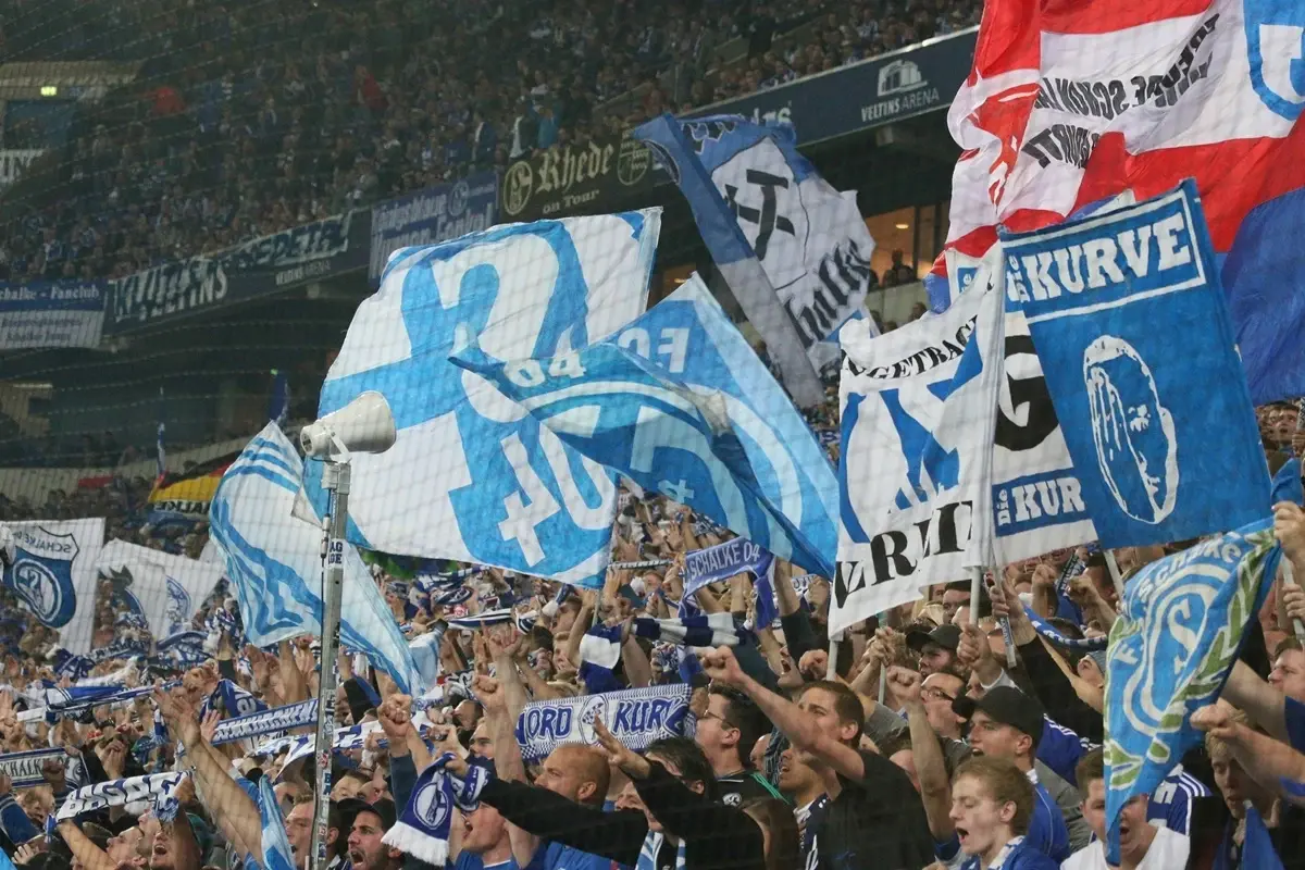 schalke-04-chce-zatrzymac-edina-dzeko-po-awansie-klub-potwierdza-rozmowy